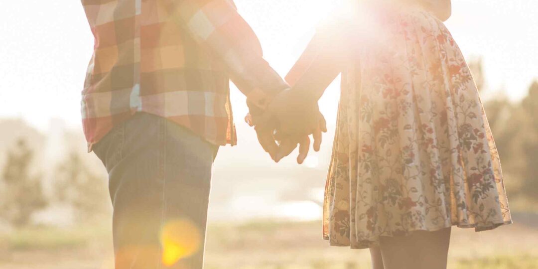 https://anjaliandhaani.rubanbleuevent.com/wp-content/uploads/2015/09/couple-cover-image-holding-hands-1080x540.jpg