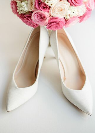 https://anjaliandhaani.rubanbleuevent.com/wp-content/uploads/2022/10/Wedding-White-Shoes.jpg
